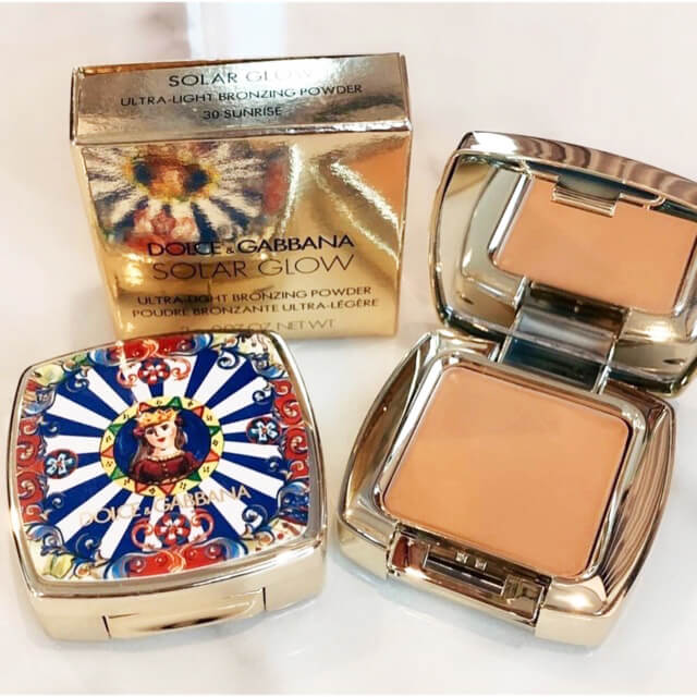 Dolce & Gabbana Solar Glow Ultra-Light Bronzing Powder #30 Sunrise 2 g  เนื้อสัมผัสนุ่มละมุนดุจใยกำมะหยี่ พร้อมด้วยคุณค่าการฟื้นบำรุงจากสูตรส่วนผสม Mediterranean Glow Complex เผยผิวที่ดูประกายเปล่งปลั่ง สดใส มีชีวิตชีวาอย่างเป็นธรรมชาติ   เฉดสีที่เหมาะกับผิวคุณ บรรจุในตลับประดับลวดลาย “การ์เร็ตโต้” หรือลายจิตรกรรมงานฝีมือลงสีตกแต่งบนตัวเกวียนไม้ซิซิเลียน ผลงานอันเต็มไปด้วยสีสันแห่งความสุข เบิกบานใจเพื่อเป็นบทสะท้อนถึงมรดกทางวัฒนธรรมพื้นบ้านของซิซิลี 